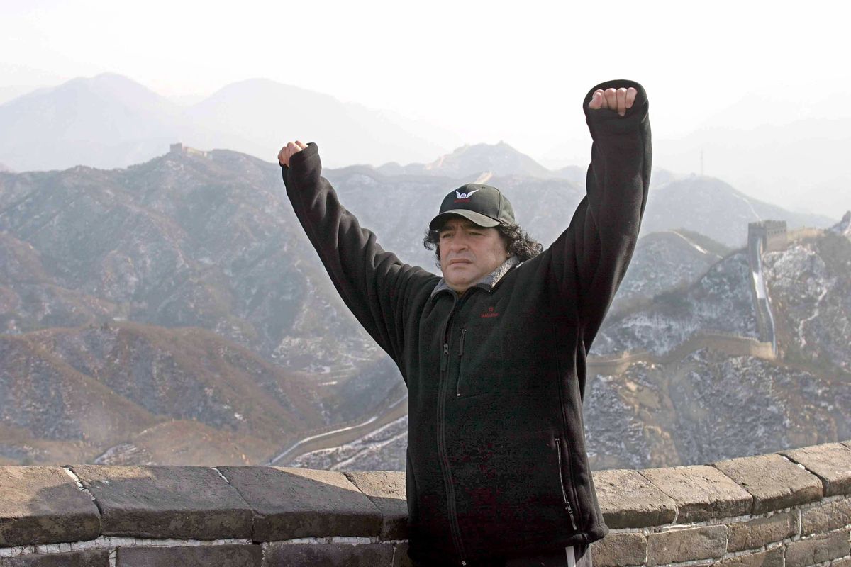 Диего Марадона во время посещения Великой Китайской стены (2003 год)