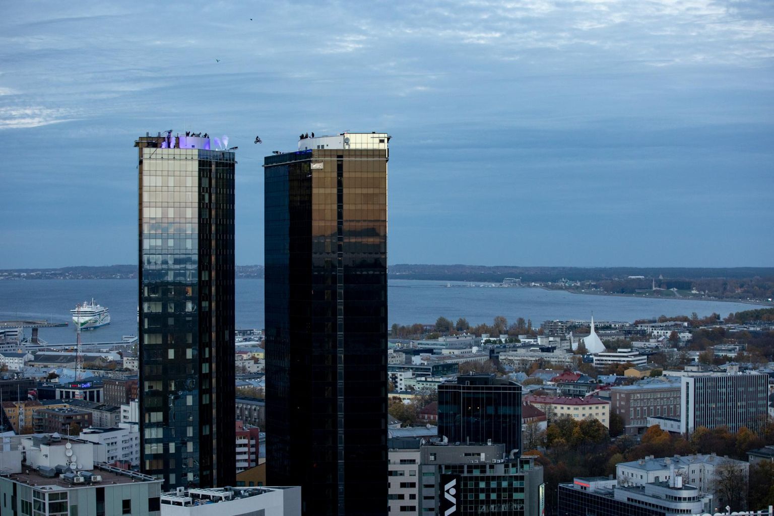 Keity Meier hüppas tsikliga ühe tornmaja katuselt teisele.