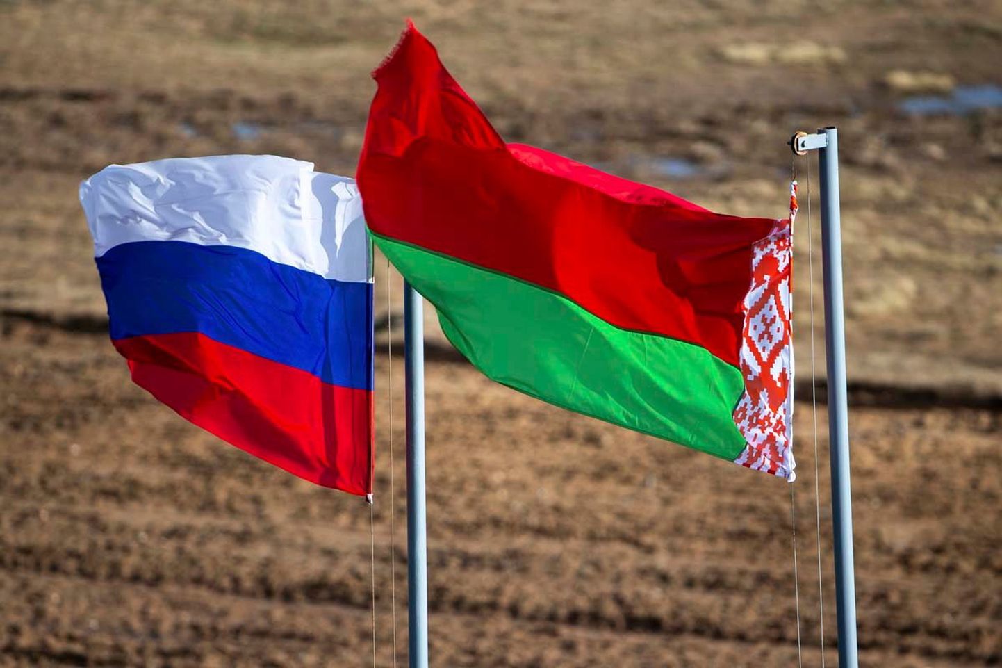Venemaa ja Valgevene lipud.