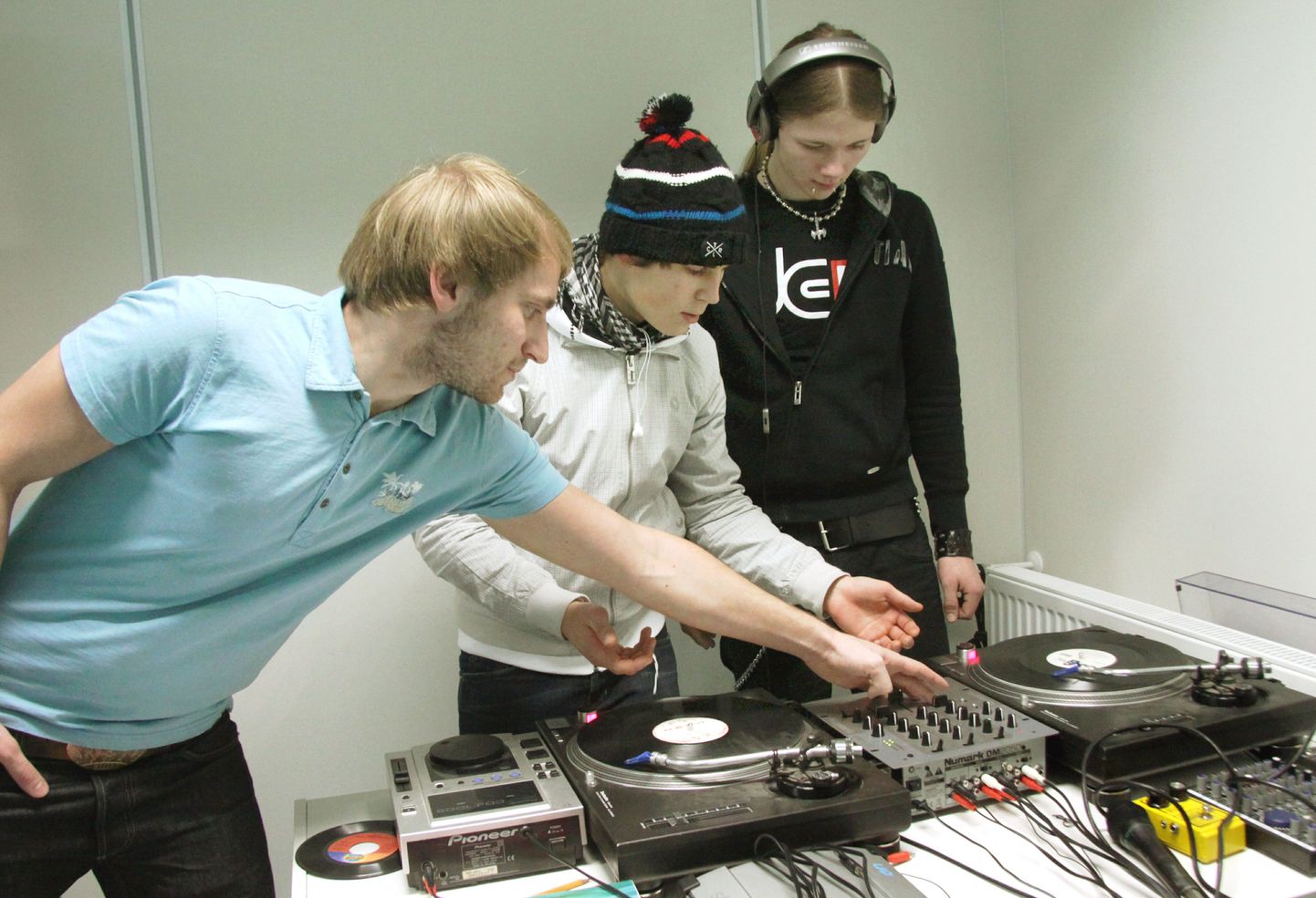 Pärnu noorte vabaajakeskuses saavad kõik noored muusikalembid pillimängu õppida. Pildil Ranto Lupp, Martin Kala ja Erkki-Siim Kalbus.