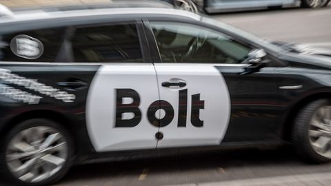 Избили и ограбили: в Таллинне клиенты напали на водителя такси