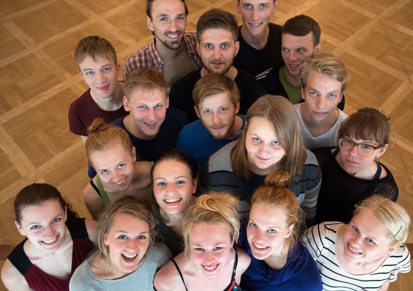 EMTA lavakunstikooli 26. lennu noored näitlejad NO99 teatris proovide vaheajal.