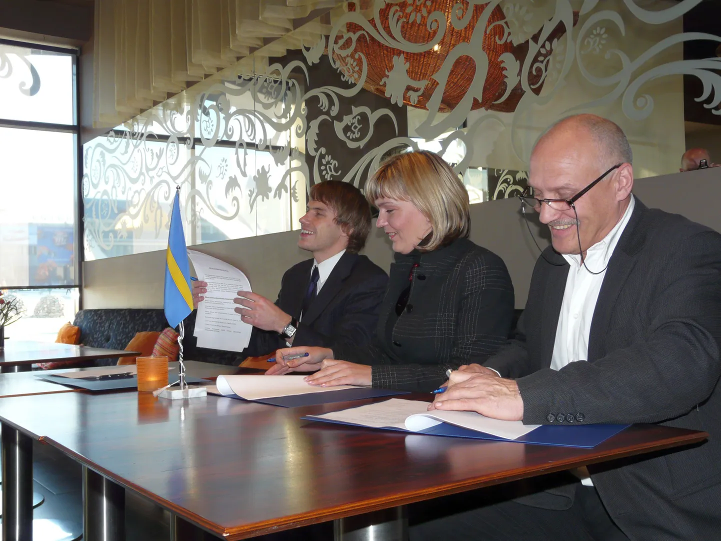 Lepingule kirjutasid alla Rannar Vassiljev (vasakult), Maie Urbas ja Rainer Miltop.