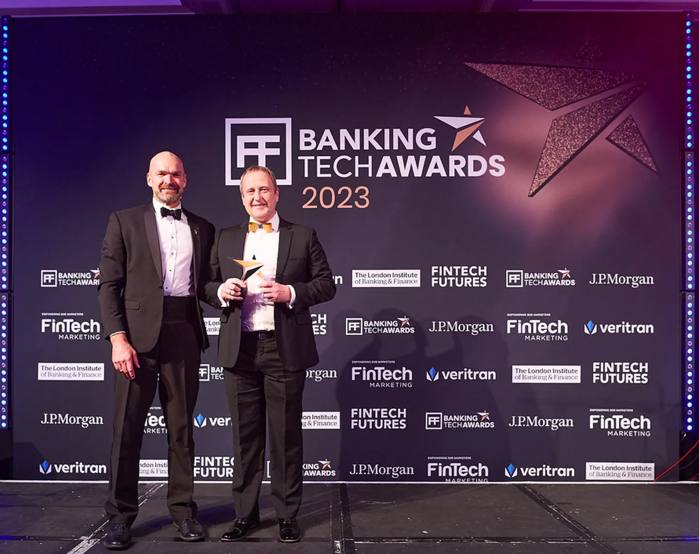 Banking Tech Awards’i õhtujuht Monty Halls (vasakul) ja Mifundo tegevjuht ja kaasasutaja
Kaido Saar (paremal).