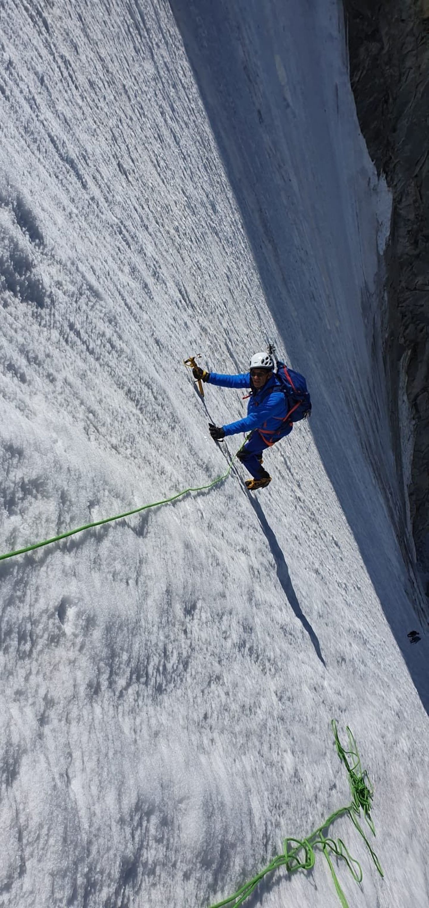 Prantsuse poliitik Éric Woerth postitas sotsiaalmeediasse foto, kus ta näiliselt turnib Alpides üles püstisest jääseinast.