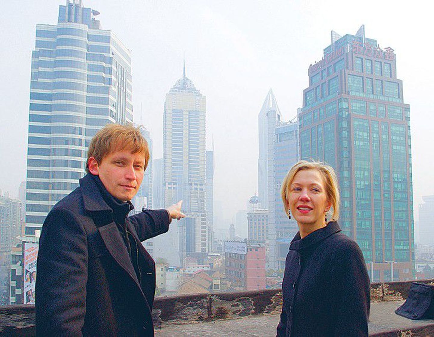 Эстонские архитекторы Tынис Киммель и Мерье Мюйрисепп на крыше своего шанхайского дома.