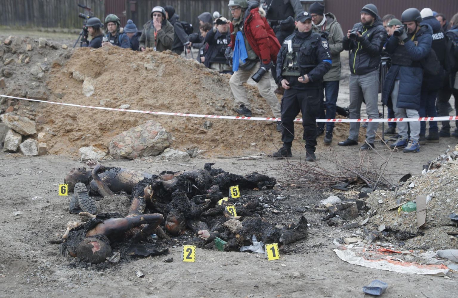Vene väed üritasid kuritegude varjamiseks surnukehad ära põletada. Fotol on kuus Butšas tapetut: kaks meest, kolm naist ja üks laps, kes kõik põlema süüdati.
 