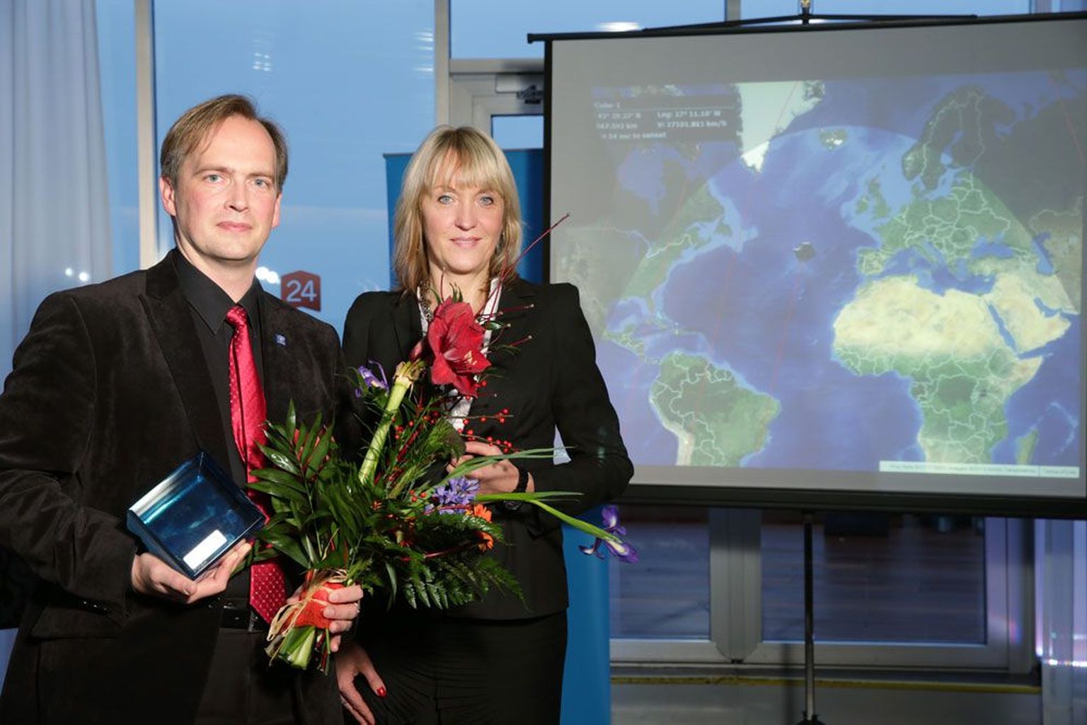 Eesti satelliidiga EstCube-1 kosmoseriikide hulka lennutanud Mart Noormale andis eile Tallinnas aasta inimese tiitliga kaasneva meene üle Postimehe peatoimetaja Merit Kopli.