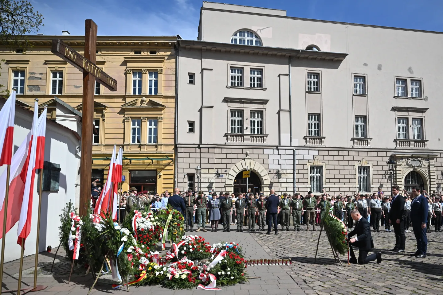 Poola president Andrzej Duda panemas 13. aprillil Krakówis Katõni massimõrva 85. aastapäeva mälestustseremoonial pärja.