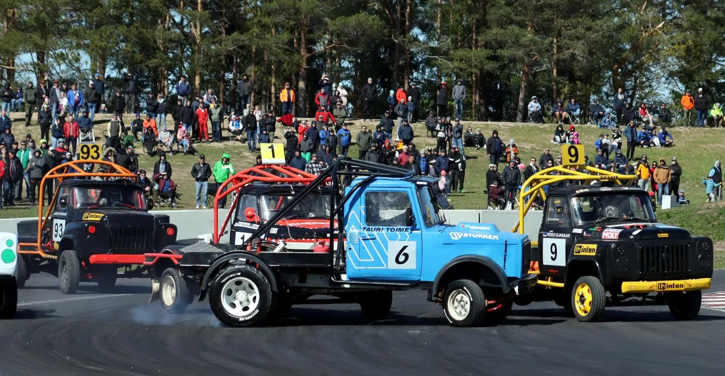 Fotol on võistlusklassi GAZ-53 parimad: etapi võitja Heigo Ojasaar (9), teisele kohale tulnud Tauri Toime (6) ja kolmanda koha saanud Tajo Aasaroht (1).