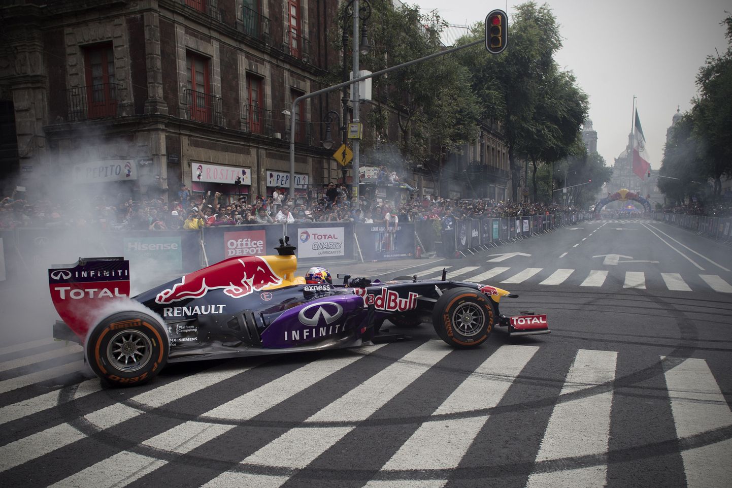 Daniel Ricciardo näitas Mehhiko linnatänavatel rahvale vormel-1 auto võimeid.