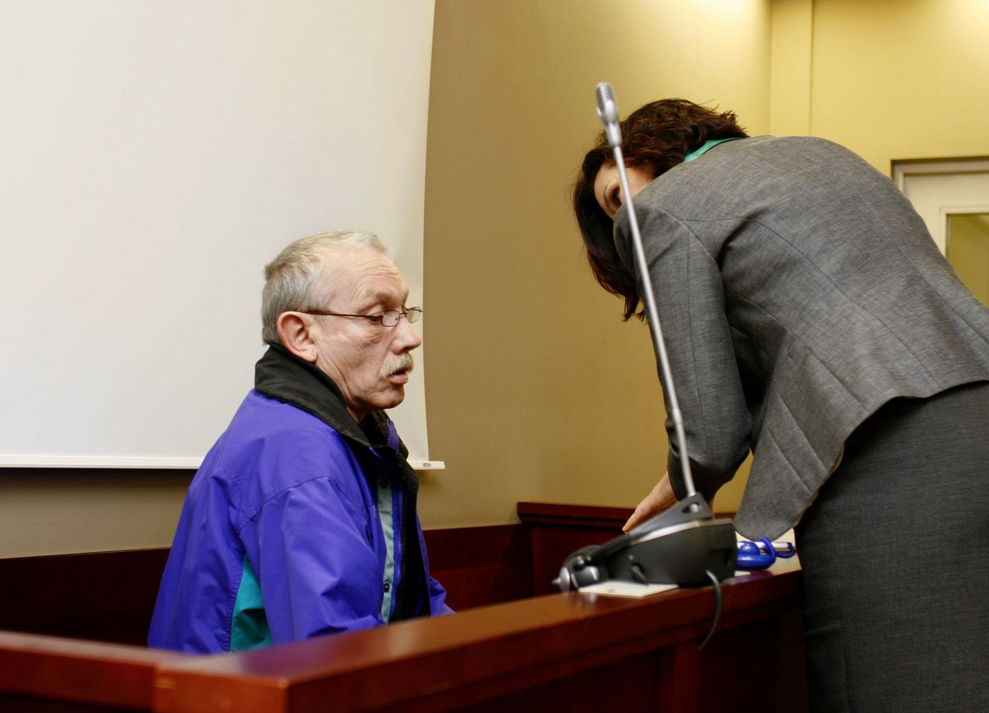 Elukaaslase mõrvas süüdistatav Urmas Kohler kohtupingis pidamas nõu kaitsja Alu Vildiga.