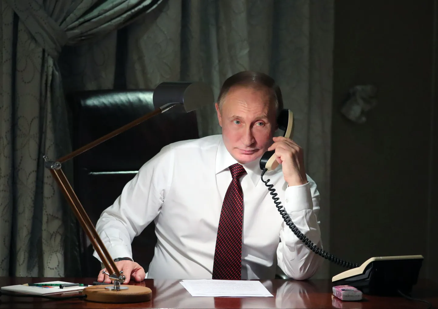 Vladimir Putin telefonivestlust pidamas.