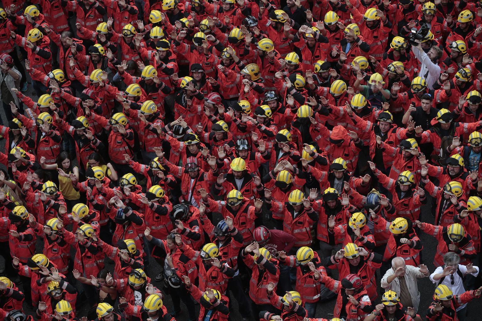 Eilsest üldstreigist osa võtnud tuletõrjujad eile Barcelonas.