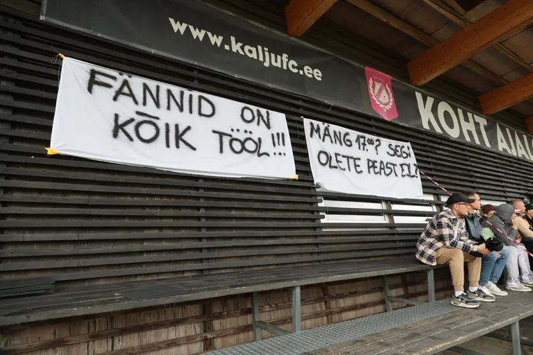 Loosungid, mis kaunistasid Hiiu staadioni tribüüni.