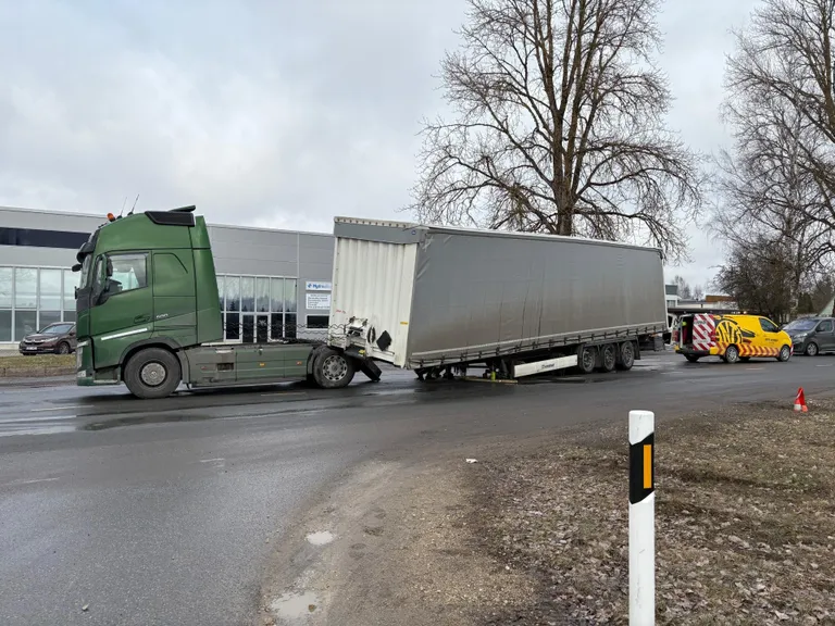 Suur veok kaotas Viljandis haagise.