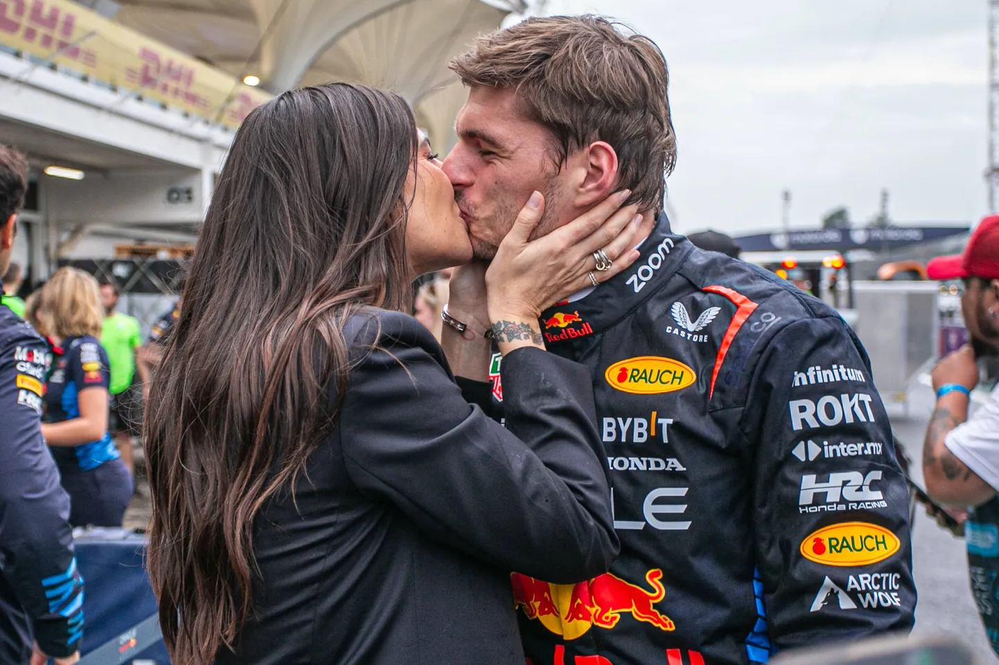 Max Verstappen (paremal) suudlemas Kelly Piquet'd.