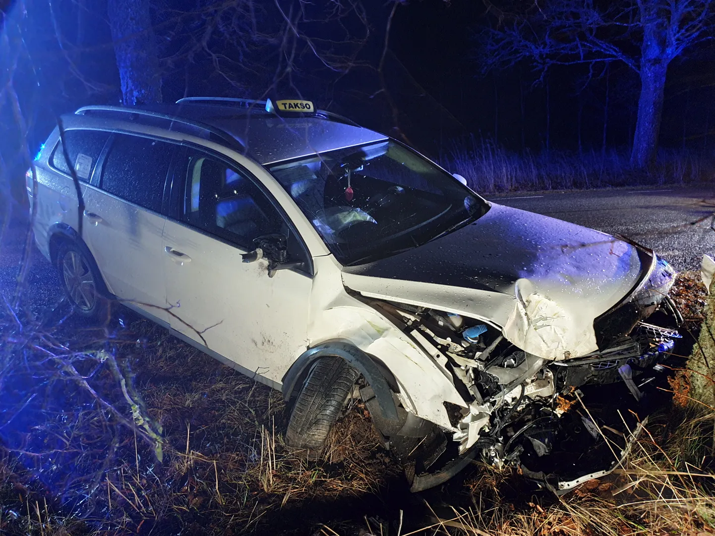 Avariisse sattunud takso Volkswagen Passat.