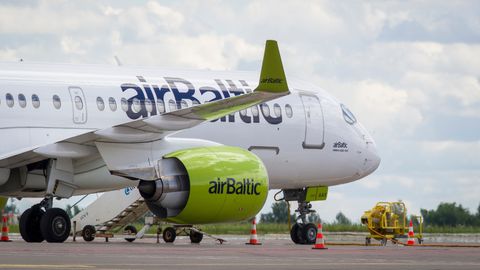 "airBaltic" sākusi piešķirt lidmašīnām Baltijas pilsētu nosaukumus. Pirmā nosaukta Rīgas vārdā