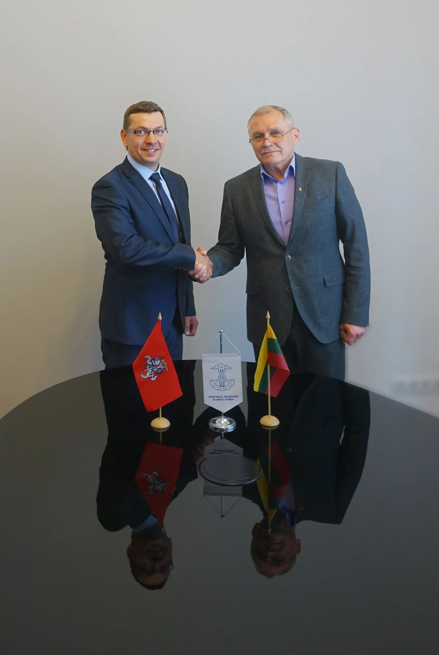 Leedu kaubanduskoja juht Rimantas Šidlauskas (vasakul) koos Antanas Gedvilasega.