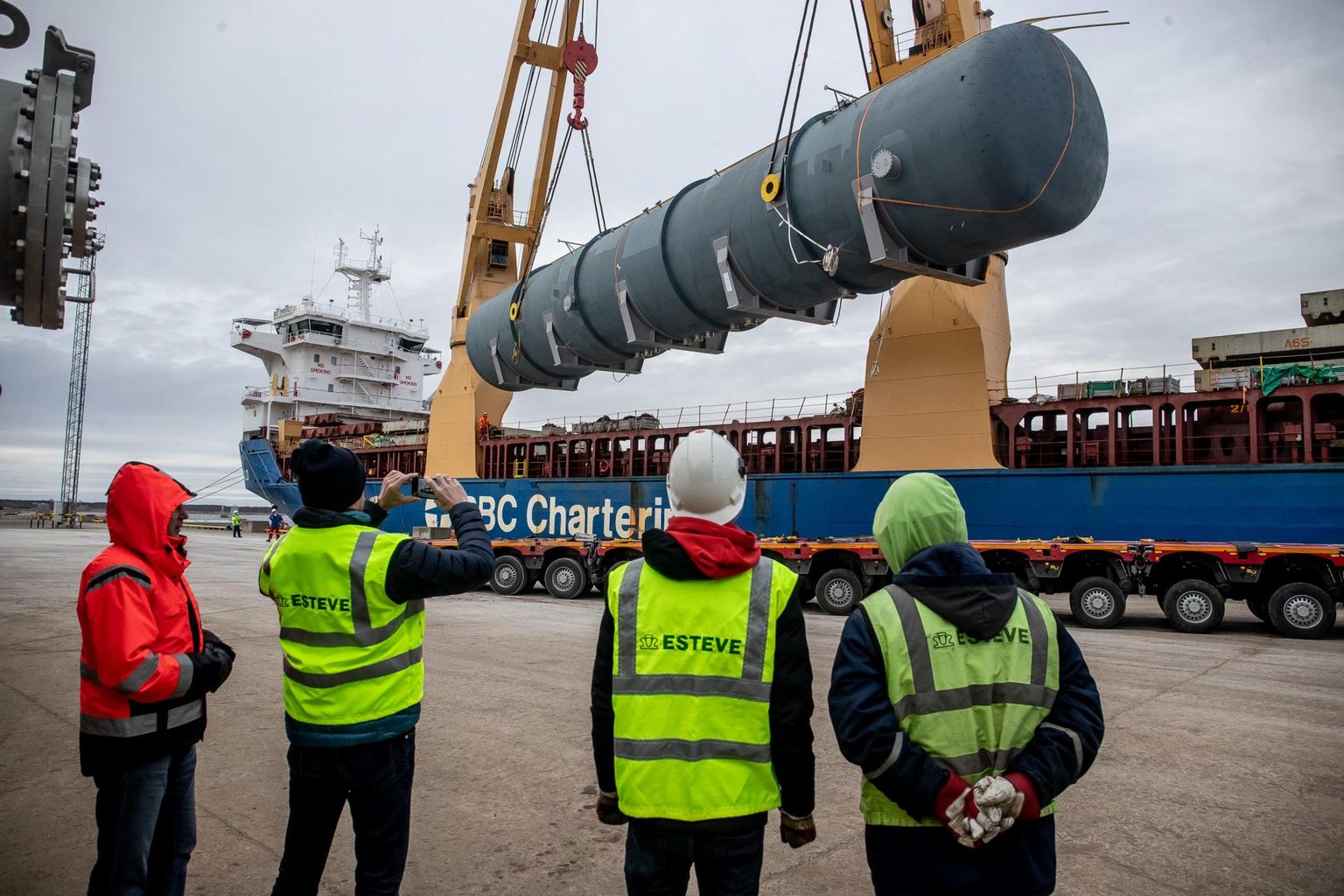 Uruguaysse mineva 300-tonnise boileri laadimine laevale Paldiski Lõunasadamas.
