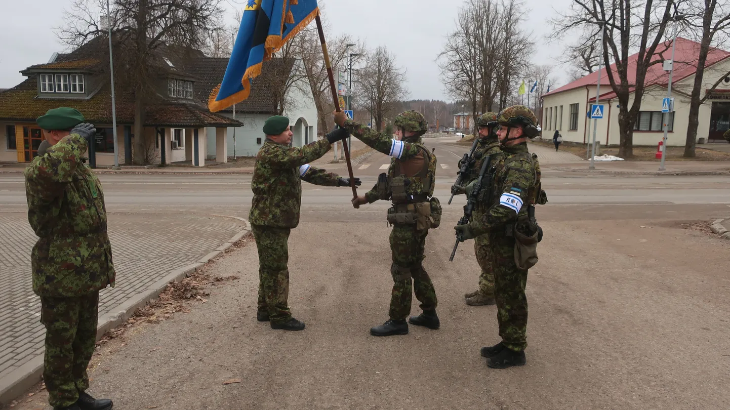 Kaitseliitlased mullusel liputseremoonial Põlva Vabadussamba juures.