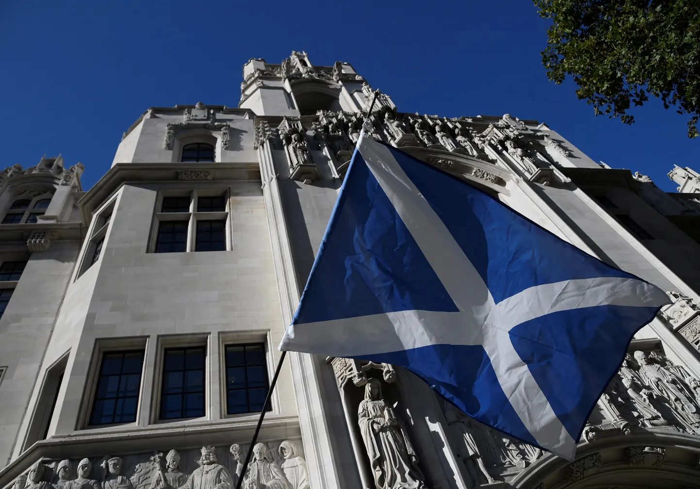 Šoti lipp ÜK ülemkohtu ees Londonis 11. oktoober 2022.