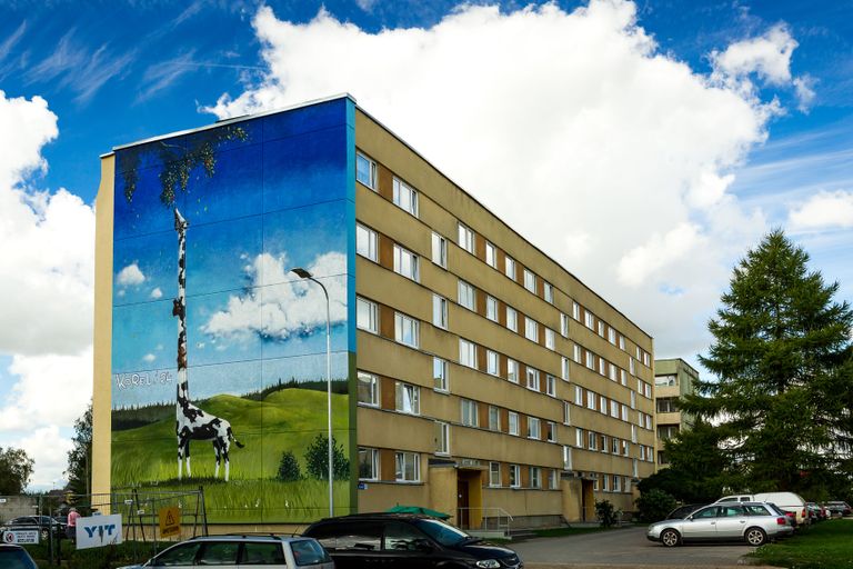 Navitrolla maaliga kaunistatud paneelmaja. Foto: