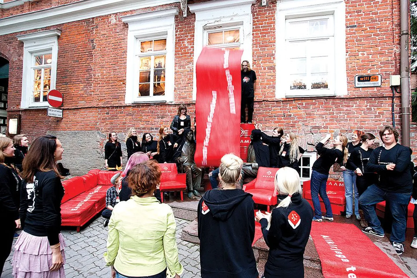 Draamafestivali klubi uues kohas tegutsemise algust tähistanud fotosessioonil lendas Vilde maja rõdult alla üks festivali punaseid vaipu nii õnnelikult, et kannatada ei saanud peakorraldaja Margus Kas­ter­palu (pildil kõige kõrgemal) ega ükski tema noor kaaskorraldaja.