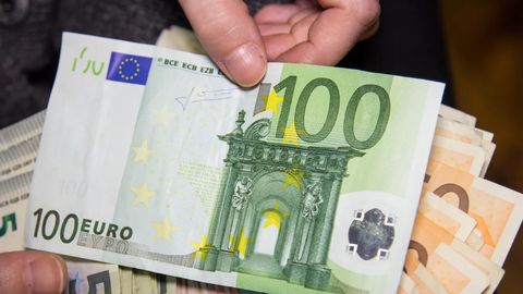 POLITSEI ⟩ Naine loovutas kelmidele 5000 eurot