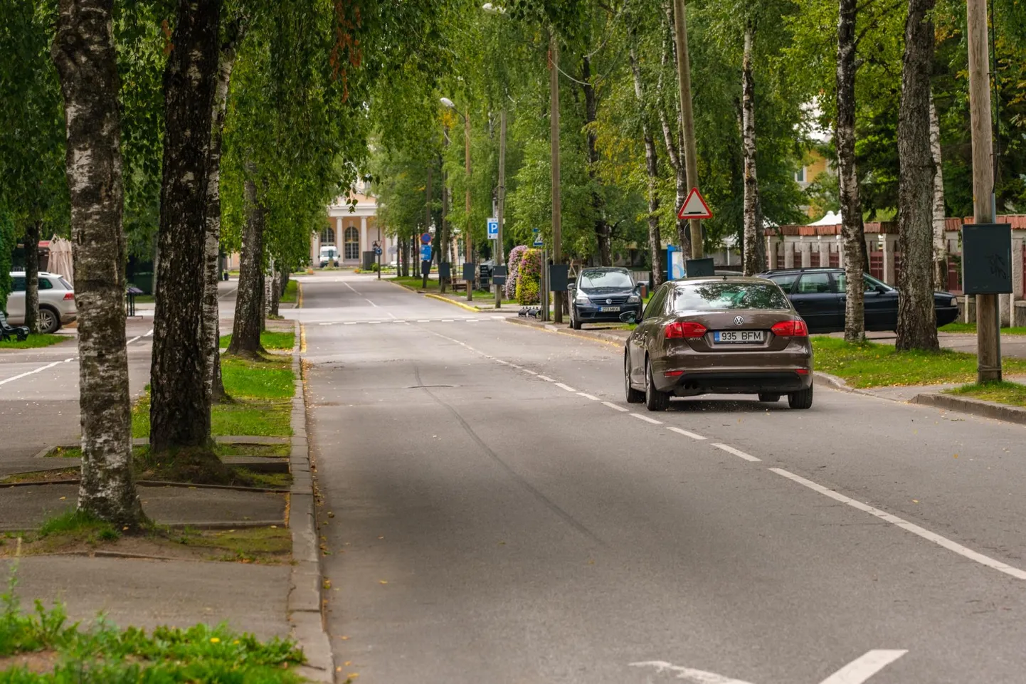 Supeluse tänaval vuravad juba autod.
