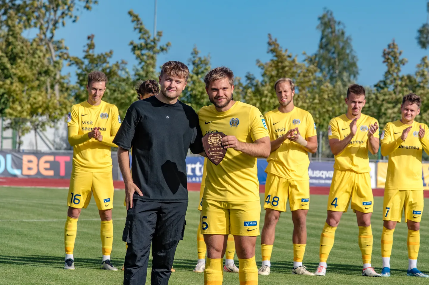 Paremal Oliver Rass, kellel täitus 200 mängu FC Kuressaare eest