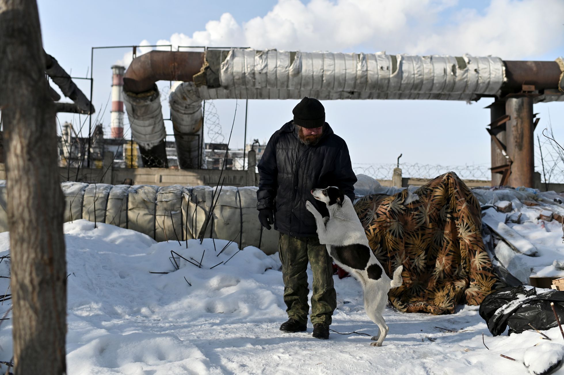 46-aastane Omski kodutu Aleksei Vergunov ja ta koer Bella.