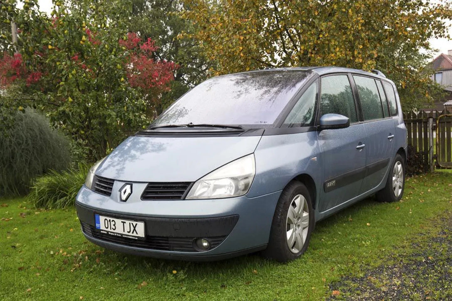 Robert Väljataga sõiduauto Renault Espace tehti Tallinnas korda ühe päevaga, kuid Viljandis Rael Autokeskuses ei leitud sõidukil rohkem kui kuu aja jooksul viga üleski.