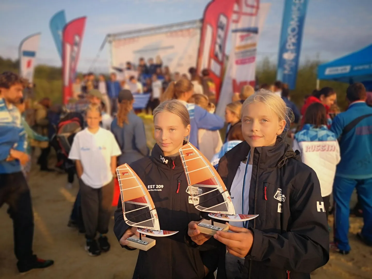 Bertha Kivistik ja Liisa-Marii Kalk saavutasid Techno 293 klassi MM-l Itaalias vanuseklassis U-13 tüdrukute arvestuses teise ja kolmanda koha.

Fotol purjelaudurid 2021. aasta EM auhindadega Pirital.