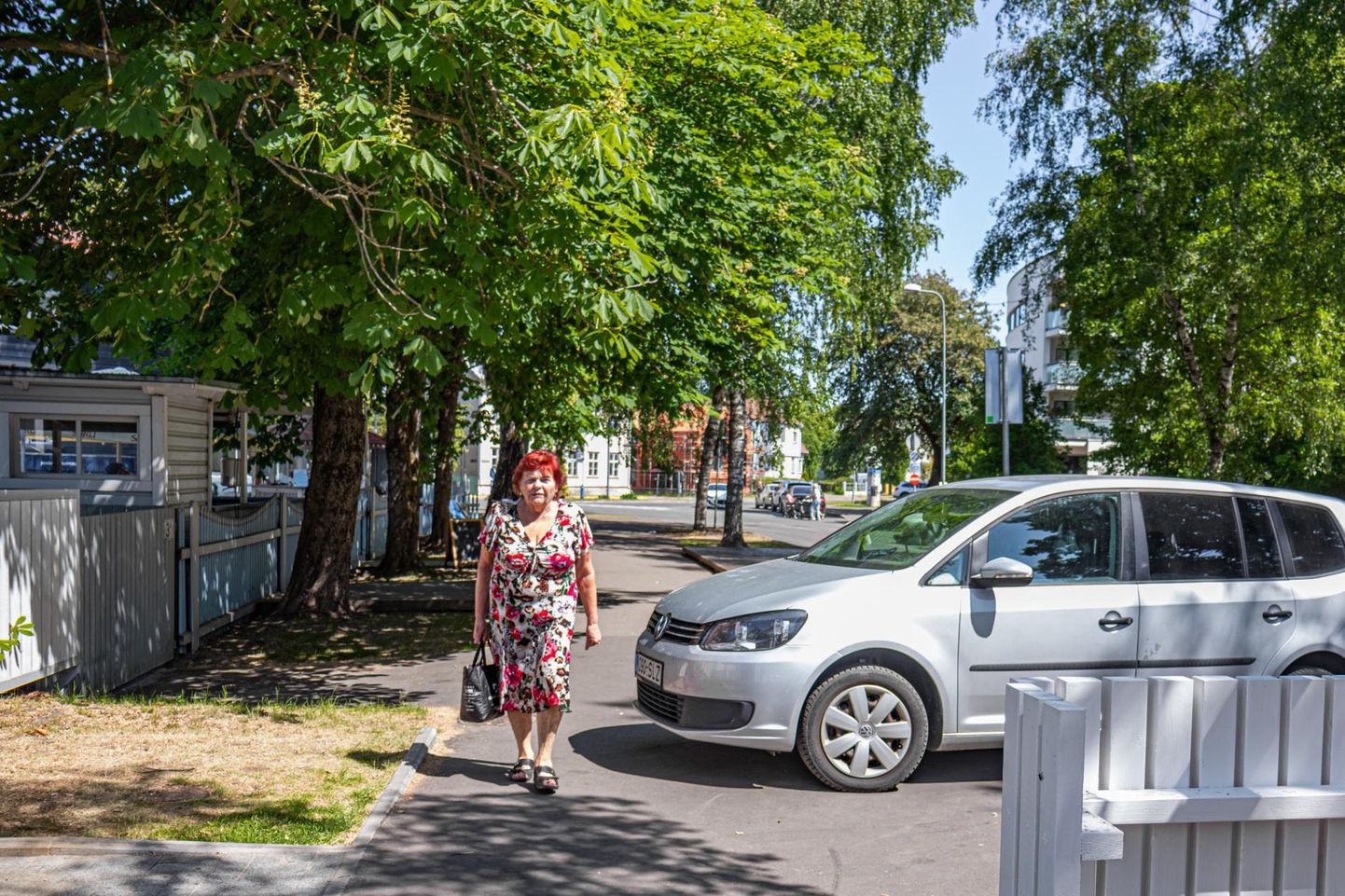 Autovabaks muudetud Supeluse tänaval pargitakse sõidukeid kõnniteele.