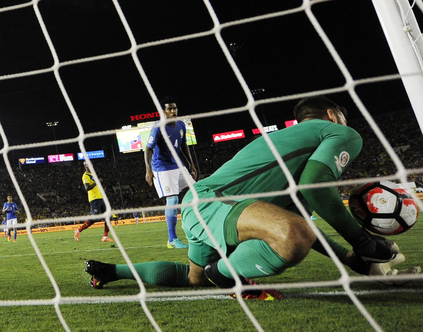 Alisson Becker palli väravasse puterdamas.