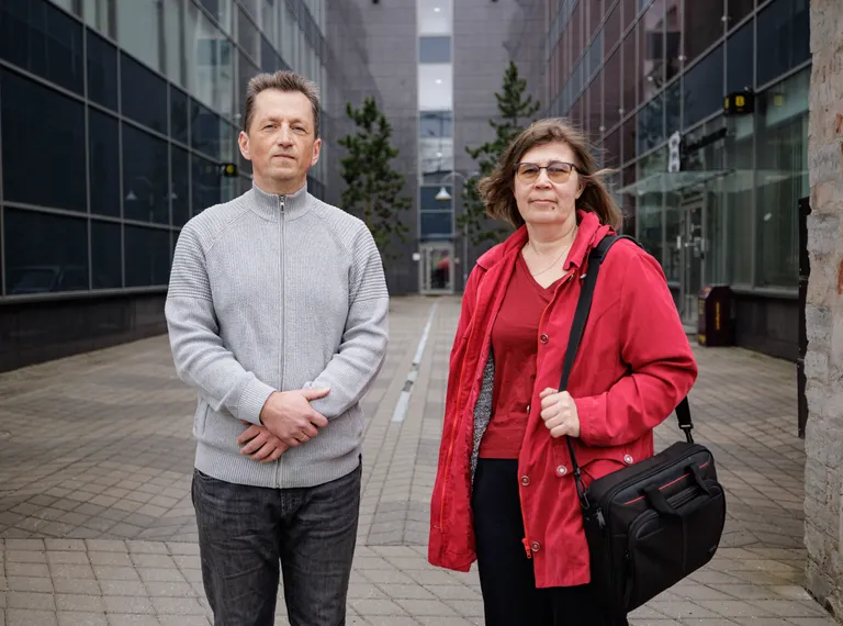 Haridus- ja teadusministeeriumi vanem tarkvara arendaja-arhitekt Ahti Kelder ja tootejuht-analüütik Vilve Roosioks.