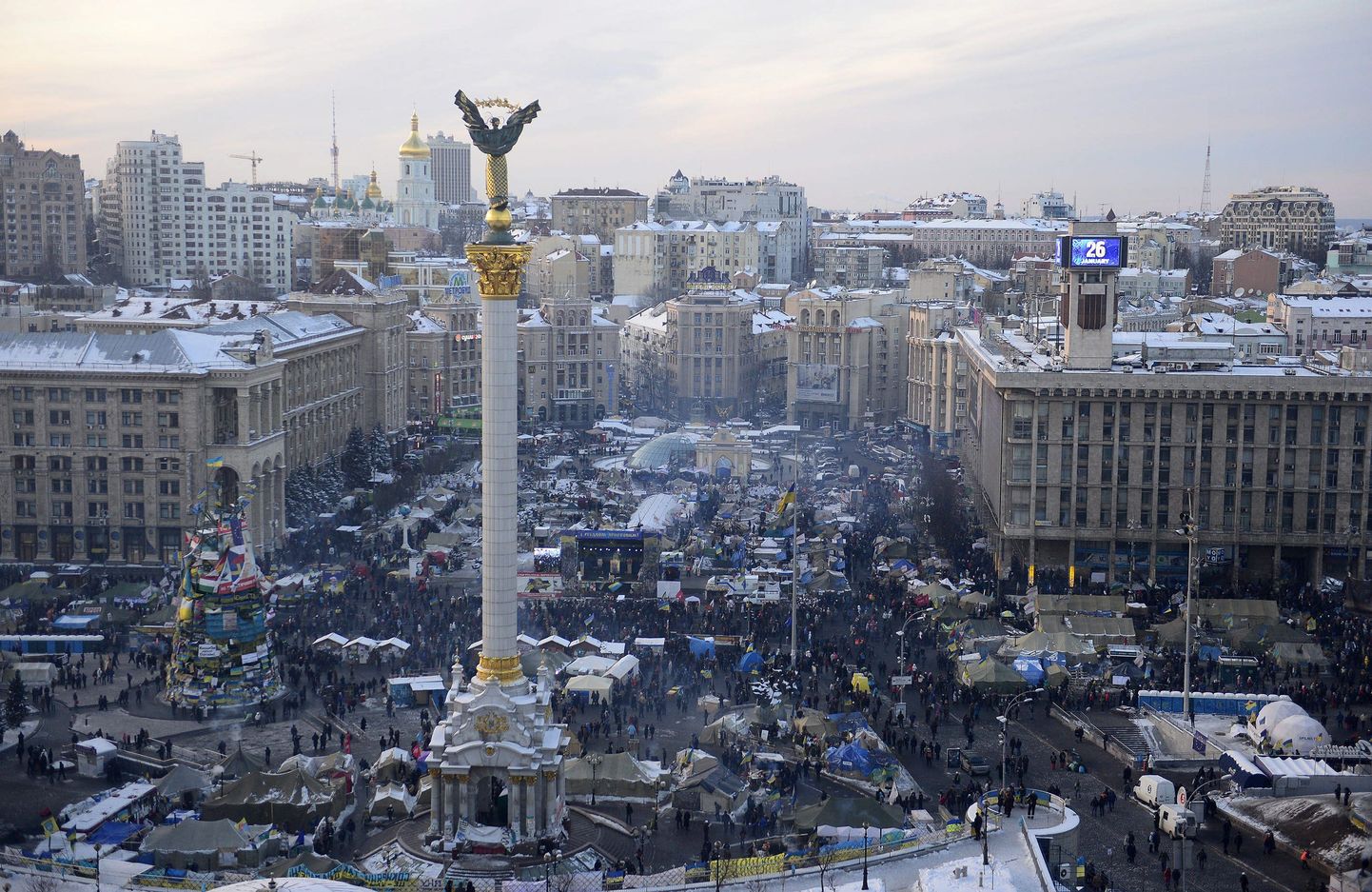 Площадь Независимости в Киеве. Искусственная елка виднеется слева.