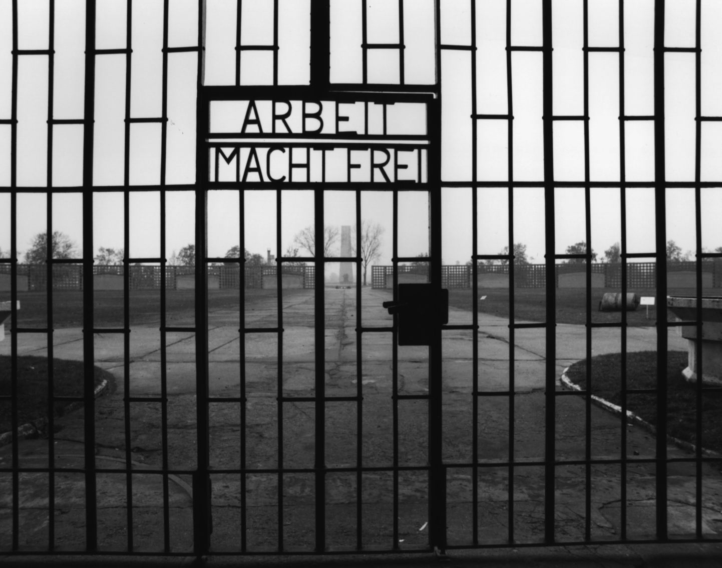 Sissepääs Sachsenhauseni koonduslaagrisse Saksamaal. Peagi pärast vabastamist natside kontrolli alt, võtsid Nõukogude võimud laagri uuesti kasutusse.