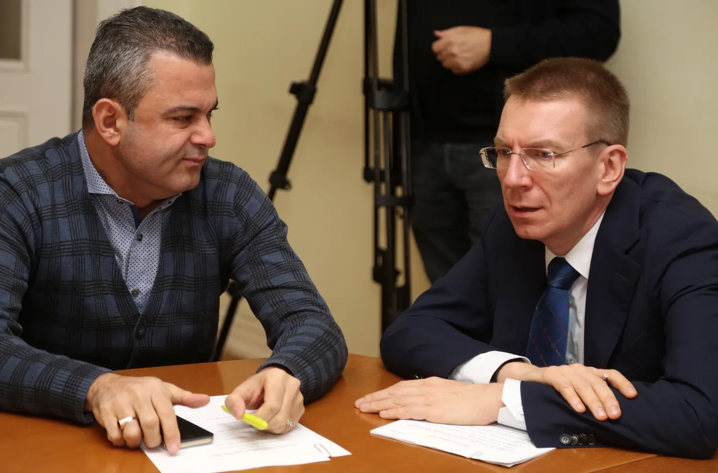 Partiju apvienības "Jaunā Vienotība" valdes locekļi - Hosams Abu Meri (no kreisās) un ārlietu ministrs Edgars Rinkēvičs piedalās partiju apvienības "Jaunā Vienotība" valdes sēdē.