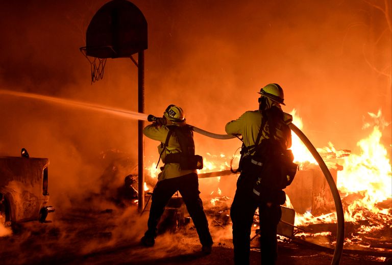 California tuletõrjujad võitlemas tulega