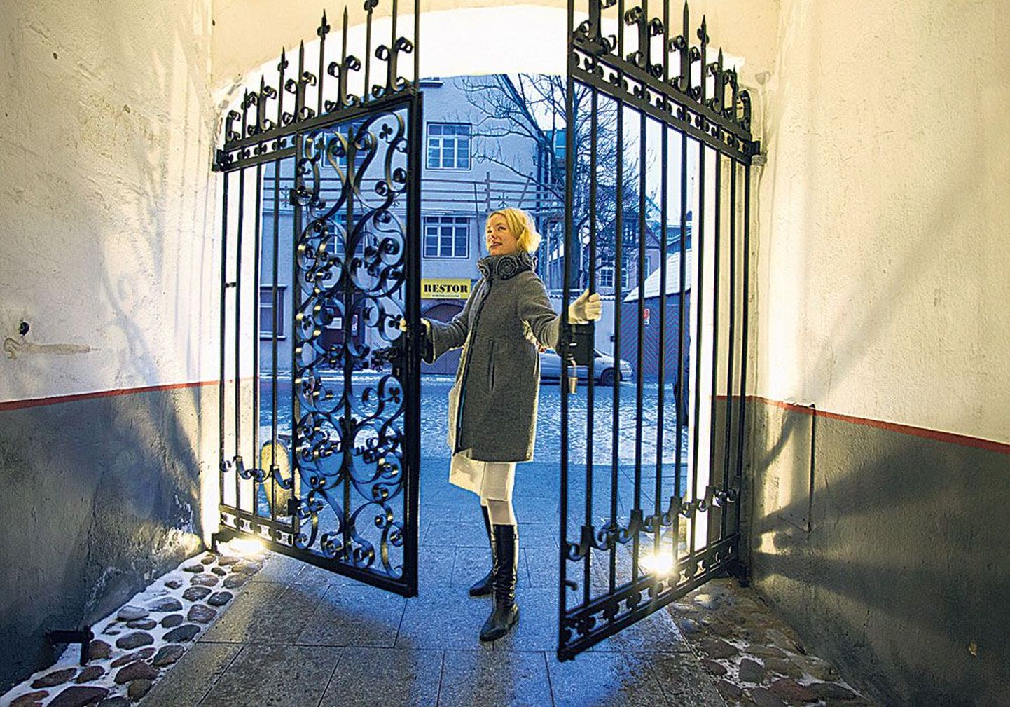 Värav päiksele valla: Heidi Vilu saabub tööle loodusmuuseumi Tallinna vanalinnas.