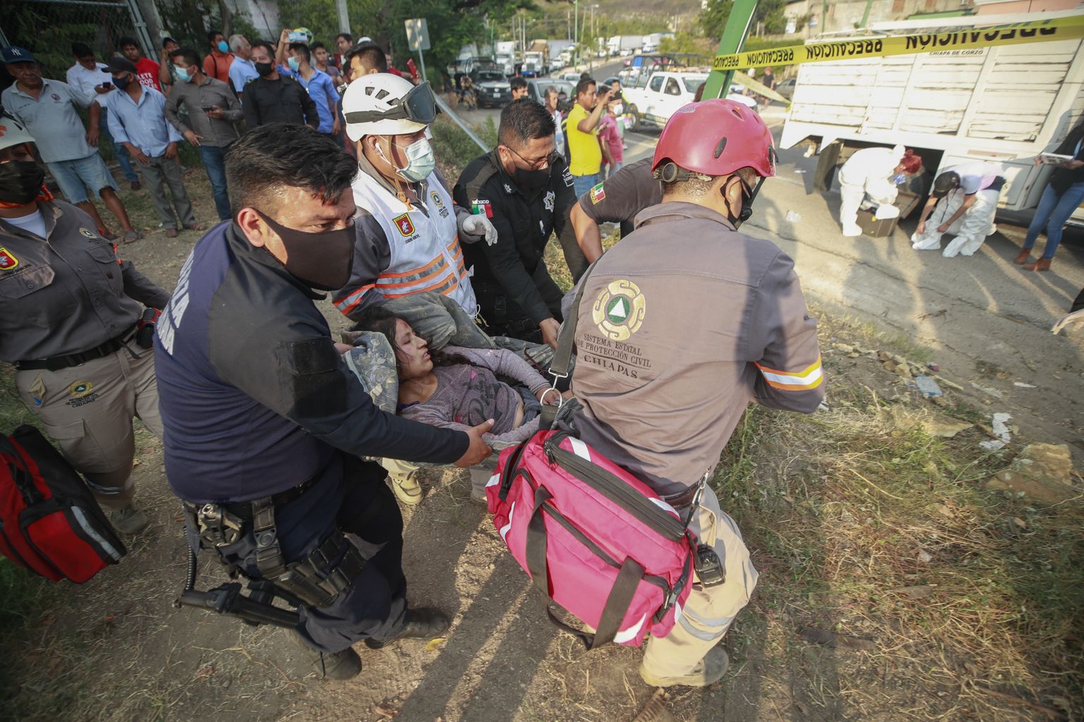 Mehhikos Chiapase osariigis Tuxtla Gutierrezi lähedasel maanteel sattus migrante transportinud veok õnnetusse. Hukkus vähemalt 53 inimest ja 60 inimest sai kannatada. Päästjad kandmas vigastada saanud naist