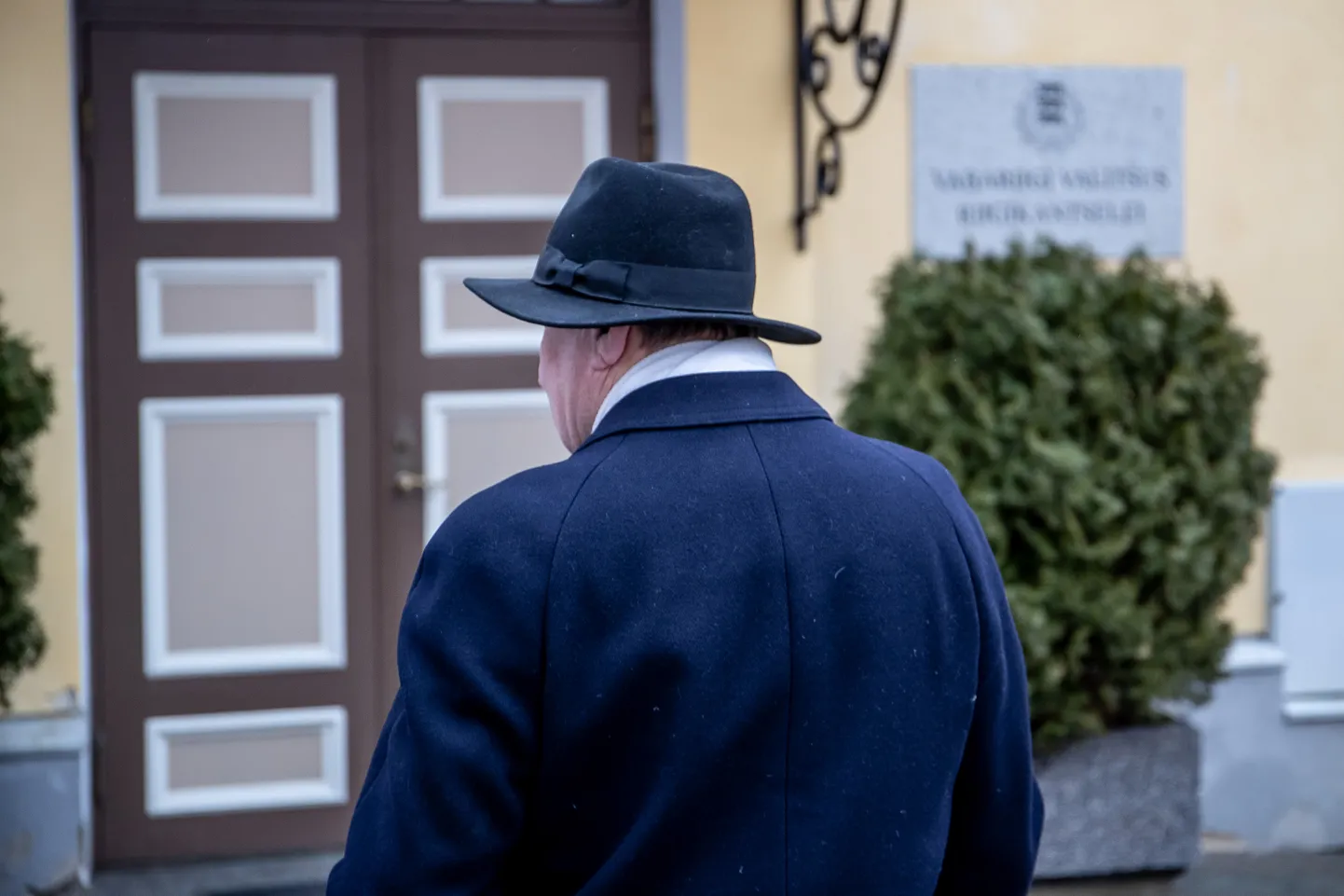 Mart Helme siseneb Stenbocki majja. FOTO:SANDER ILVEST/POSTIMEES