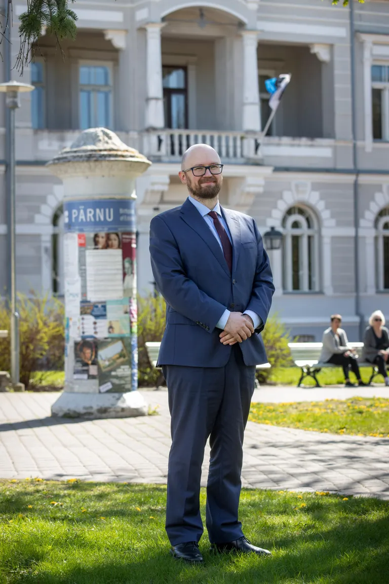 Märt Paberit sattus suvepealinna elama, kuna notar ei saa ise valida, mis piirkonnas ta töötab, aga talle meeldib siin väga.