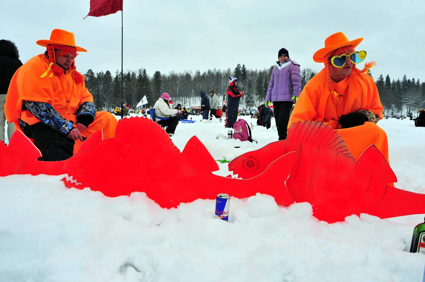 Mõned kalamehed armastavad "Kuldkalal" võistlemise ajal pakkuda publikule show'dki.