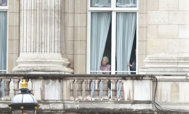 Elizabeth II vaatamas Buckinghami palee aknast