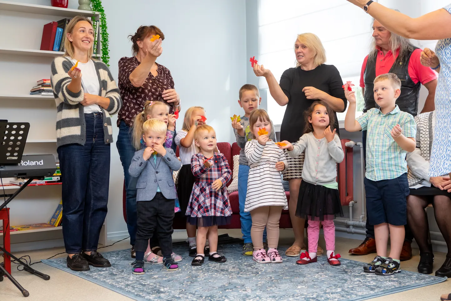 Mustjala lasteaia mudilased andsid raamatukgu uute ruumide avamisel toreda kontserdi.