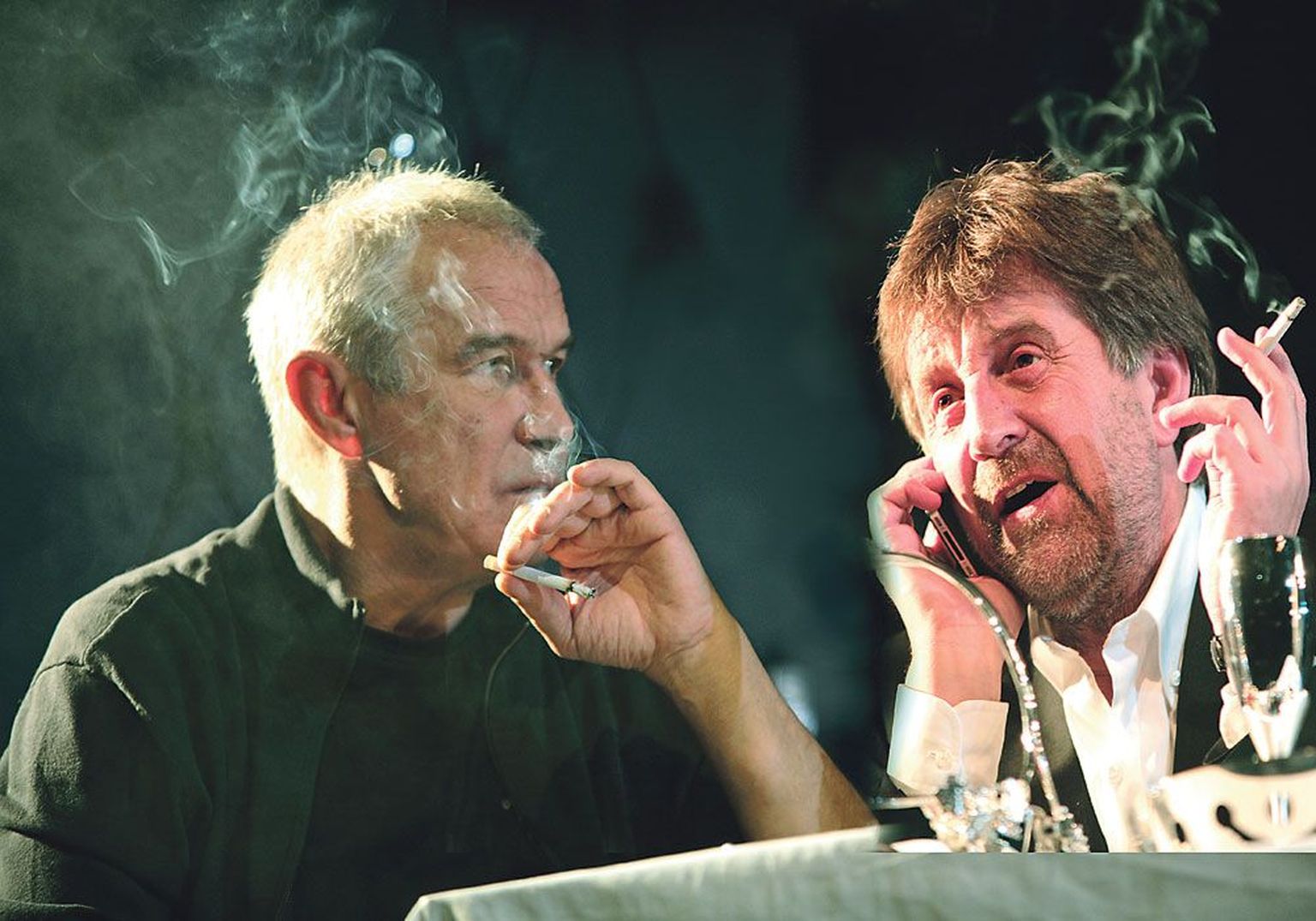 В спектакле «С наступающим...» Сергей Гармаш (слева) играет талантливого, но не преуспевшего актера, а Леонид Ярмольник — удачливого шоумена.